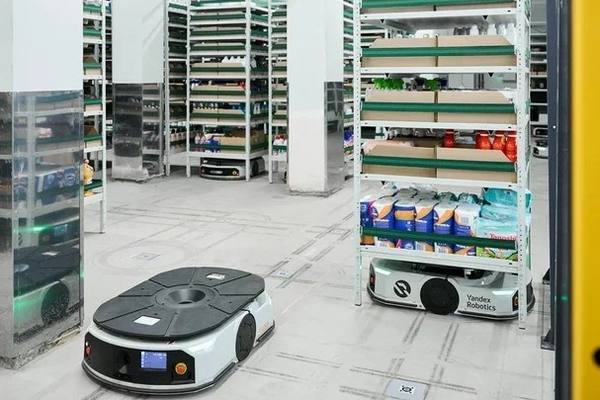 Автономные мобильные роботы Yandex Robotics перемещают стеллажи с товарами в роботизированном дарксторе «Яндекс Лавки» в Москве