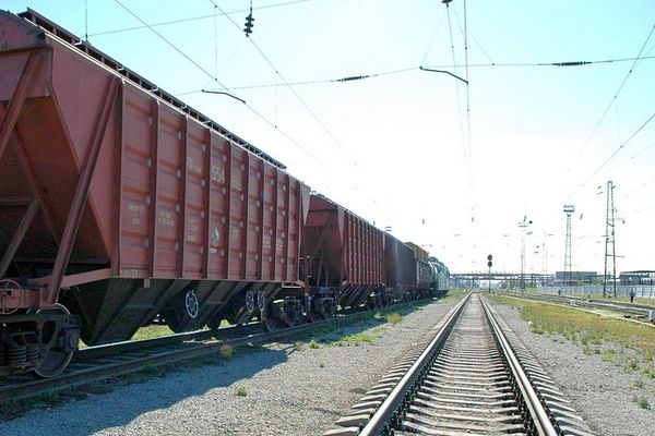 Железнодорожный состав с зерновозами на станции в Казахстане — экспортно-транзитная логистика РЖД Логистика