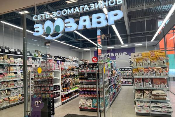 Вход в зоомагазин «Зоозавр»: торговый зал с полками кормов и зоотоваров, видна вывеска сети — иллюстрация к материалу об итогах благотворительной акции