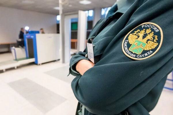 Сотрудник Федеральной таможенной службы России на фоне системы досмотра в пункте пропуска — визуализация внедрения ИИ в таможенный контроль