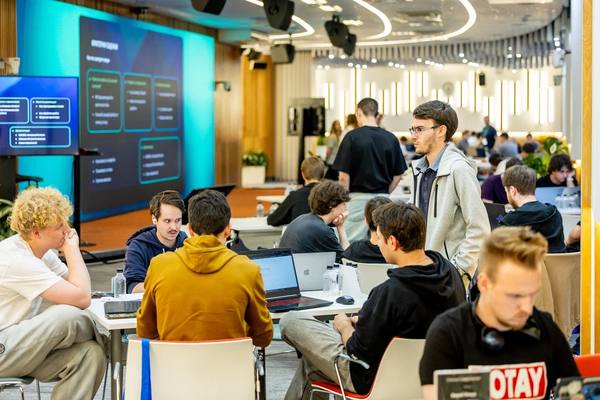 Участники AI-хакатона в Москве работают над прототипами искусственного интеллекта для транспорта, медицины и городской инфраструктуры