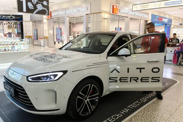 Кроссовер AITO Seres M5 на демонстрационной площадке в ТЦ «Парк Хаус» в Казани, рядом с салоном связи МТС