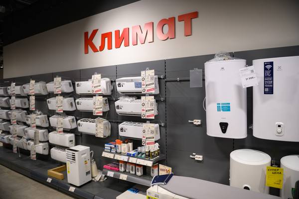 Отдел климатической техники в магазине — тепловентиляторы, радиаторы и бойлеры на фоне резкого роста спроса из-за похолодания