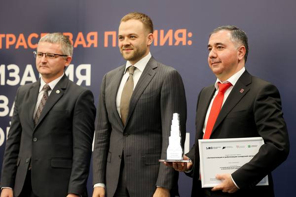 Управляющий директор COMITAS Давит Манукян получает отраслевую награду Минпромторга РФ на выставке CeMAT 2025