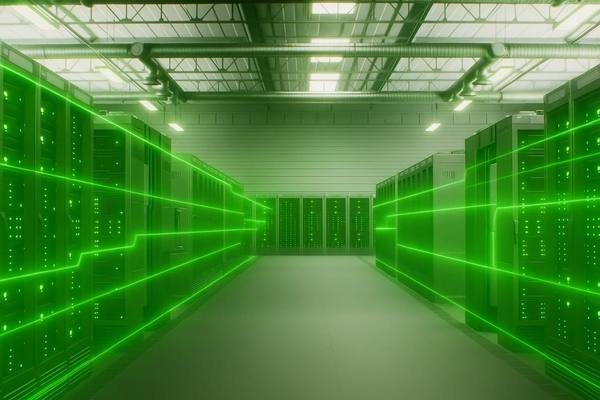 Современный дата-центр с зелёной цифровой визуализацией серверных стоек