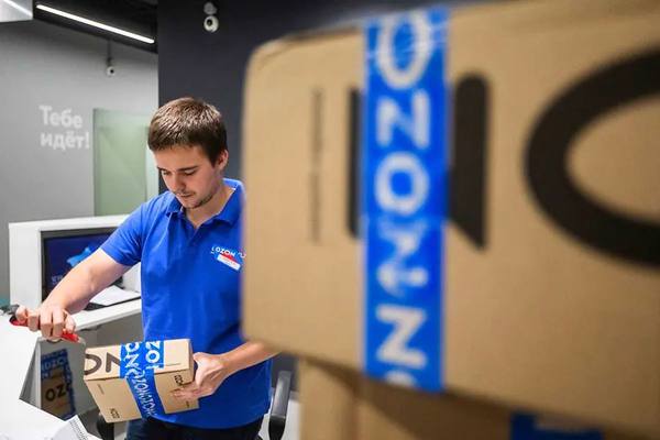 Сотрудник пункта выдачи заказов Ozon сортирует посылки — иллюстрация кадрового дефицита в e-commerce логистике