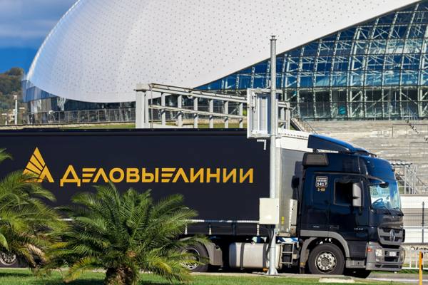 Грузовик компании «Деловые Линии» на фоне Олимпийского парка в Сочи — новый логистический маршрут юга России
