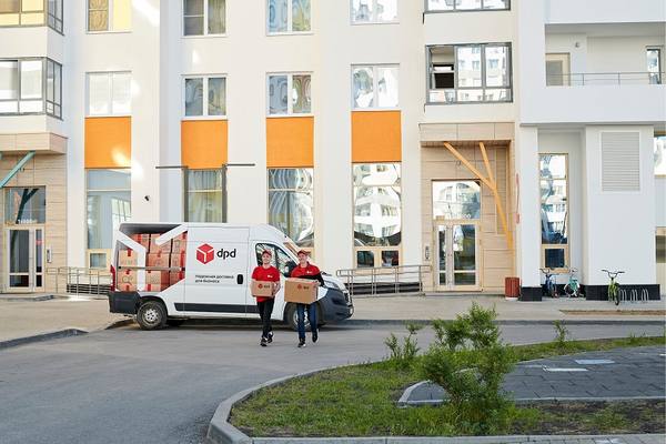 Курьеры DPD доставляют посылки в жилой комплекс летом 2025 года — популярность доставки до двери растёт по всей России