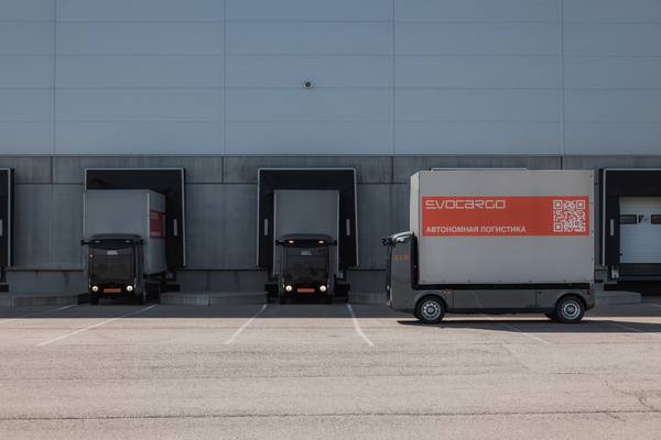 Беспилотный электрогрузовик Evocargo на распределительном центре “Азбуки вкуса” в Истре — пример внедрения автономной логистики в розничной торговле