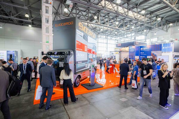 Стенд компании EvoCargo на выставке CeMAT Russia 2025 с демонстрацией беспилотного грузовика и автопилотируемых логистических решений
