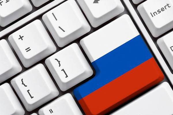Российский ИТ-специалист анализирует данные об экспорте софта на зарубежные рынки в офисе на фоне цифровой карты мира