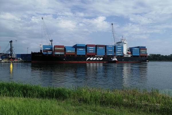 Контейнеровоз FESCO с грузом из Китая швартуется в порту Балтийск в рамках прямого deep sea маршрута FBOL
