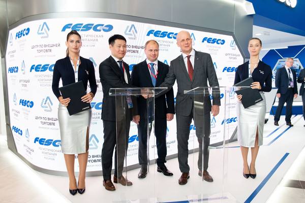 Подписание соглашения между FESCO и Центром по внешней торговле Минпромторга России на Восточном экономическом форуме 2025 года