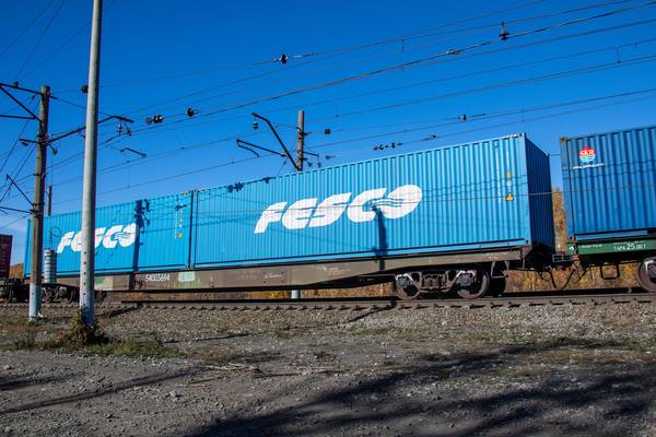 Контейнерный поезд FESCO на железнодорожной линии в рамках маршрута сухопутной доставки из Китая через Казахстан в Россию