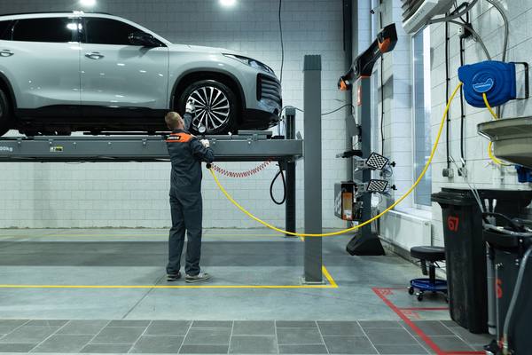 Механик FIT SERVICE обслуживает китайский автомобиль на подъемнике в сервисном центре в 2025 году