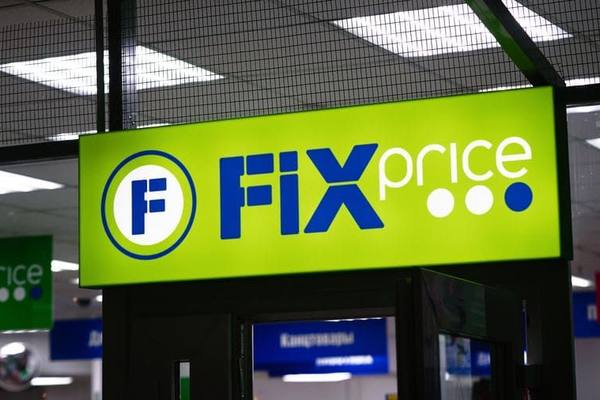 Входная зона магазина Fix Price с логотипом сети — иллюстрация кейса по внедрению голосового AI-рекрутера для автоматизации массового найма в розничной сети.