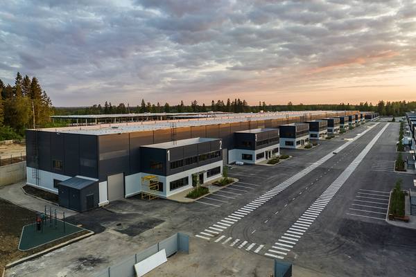 Современные складские и производственные корпуса Light Industrial в индустриальном парке на фоне заката — инфраструктура нового поколения в регионах России