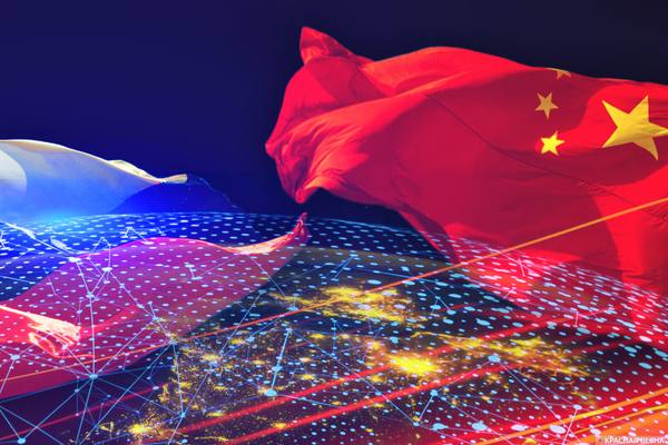 Флаги России и Китая на фоне карты с цифровыми логистическими маршрутами, символизирующие рост торгово-логистического потока между странами