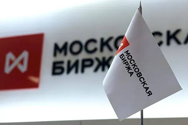 Флаг с логотипом Московской биржи на фоне брендированной вывески