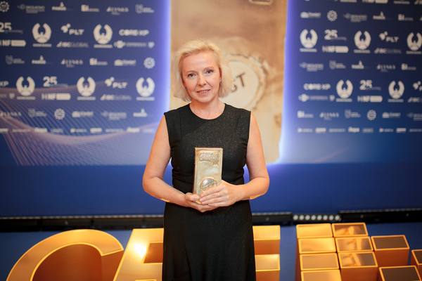 Ольга Широкова, партнер NF GROUP, получает премию «Персона года» на церемонии CRE Federal Awards 2025 в Москве