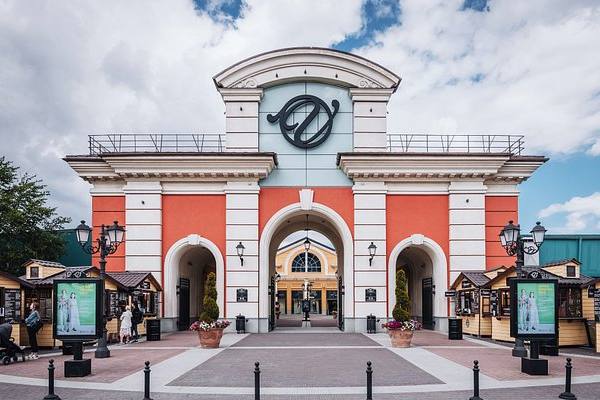 Главный вход в Outlet Village Пулково в Санкт-Петербурге — один из крупнейших аутлетов России, отмечающий 10-летие
