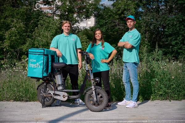 Курьеры Ozon fresh с доставочным электроскутером — участники пилотного проекта экспресс-доставки «по клику» в рамках новой логистической модели маркетплейса