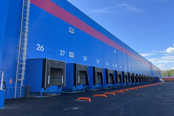 Фасад логистического центра Ozon с погрузочными воротами — будущий таможенно-логистический узел в Свердловской области для ускоренной доставки международных заказов.