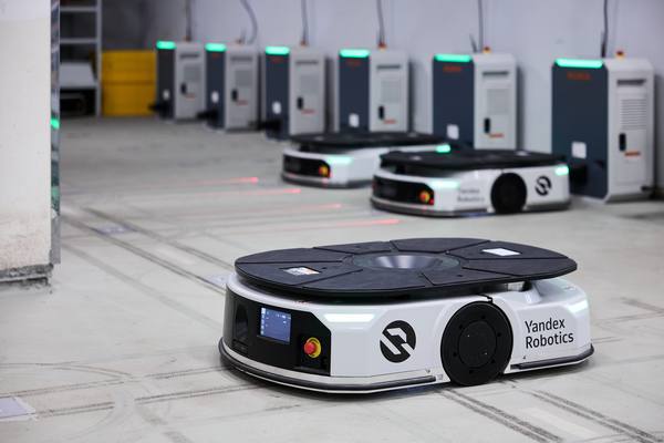Мобильные складские роботы Yandex Robotics в распределительном центре X5 Group для автоматизации логистических операций