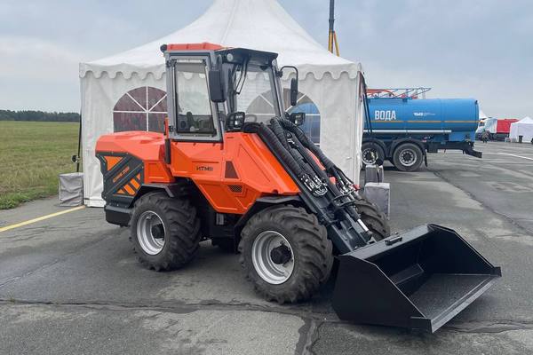 Мини-погрузчик Scarab-2500 от АО «Кургандормаш» с телескопической стрелой на выставочной площадке. Универсальная спецтехника с 80% локализацией для строительства и коммунального сектора