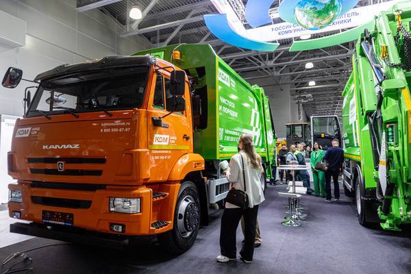 Мусоровозы Смоленского завода КДМ на выставке WasteTech-2025, в том числе модель на базе КАМАЗ с системой мониторинга загрузки и веса