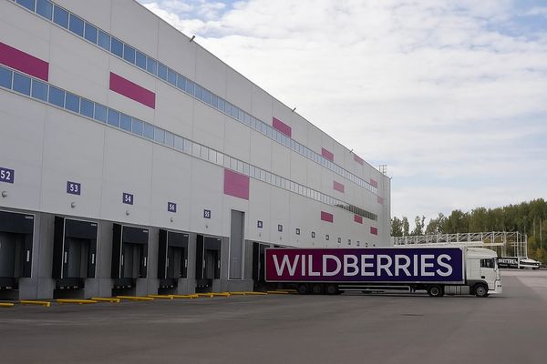 Фура Wildberries у логистического центра компании. Расширение складской сети на Дальнем Востоке России