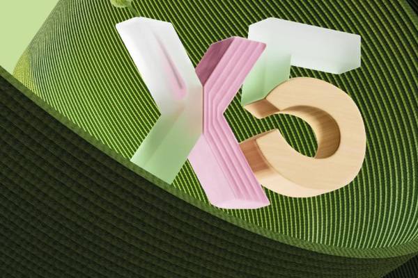 Логотип X5 Group на фоне стилизованного зелёного полотна — визуализация бренда крупнейшего ритейлера, запустившего платформу поддержки малого бизнеса «Большая полка».