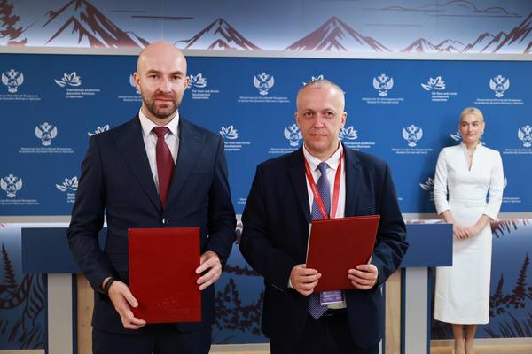 Представители X5 Group и КРДВ подписывают соглашение о строительстве логистического центра «Пятёрочки» в Приморье на полях Восточного экономического форума