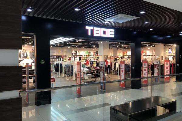 Фасад магазина российской сети «Твое» в торговом центре — новая точка продаж брендов Zara, Bershka и других через модель параллельного импорта в 2025 году
