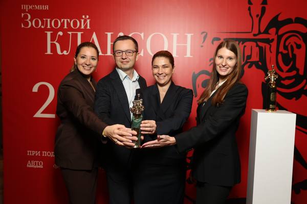 Команда AITO получает премию Золотой Клаксон за кроссовер года — награждение электромобиля SERES M7 в рамках церемонии 2025 года в Москве