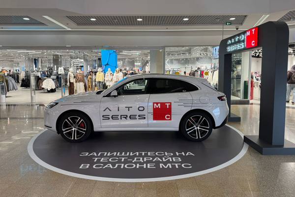 Премиальный кроссовер AITO Seres M5 на выставочной площадке в ТЦ «Небо» рядом с салоном МТС в Нижнем Новгороде — запуск новой точки продаж и записи на тест-драйв