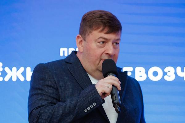 Генеральный директор компании «Авто-ПЭК» получает награду «Надёжный перевозчик России» на церемонии 2025 года