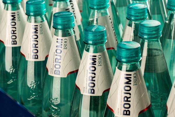 Бутылки минеральной воды Borjomi на складе готовой продукции