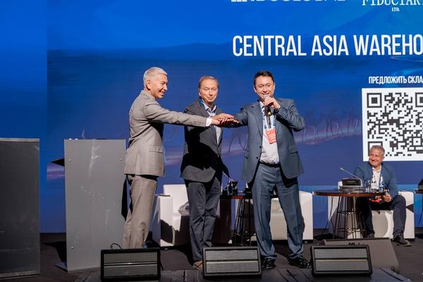 Официальный запуск инвестиционных фондов на форуме Central Asia Warehouse Summit 2025: представители IBC Global, TG Global и Provident Fiduciary Ltd. на сцене в Астане