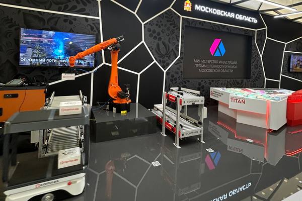 Инновационное логистическое оборудование COMITAS с промышленным роботом на стенде Московской области, демонстрирующее автоматизированные решения для складской логистики