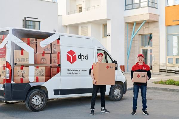 Курьеры DPD с коробками на фоне брендированного фургона — рост доставки одежды и обуви в сегменте fashion логистики