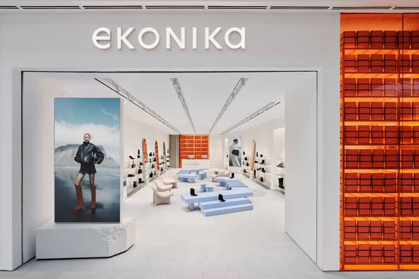 Флагманский магазин EKONIKA с обновлённой торговой концепцией в ТРЦ Dostyk Plaza в Алматы — современный интерьер и премиальная экспозиция обуви и аксессуаров