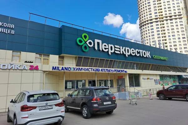 Фасад супермаркета «Перекрёсток» в Москве, где открыт первый «Фермерский островок» при поддержке Корпорации МСП