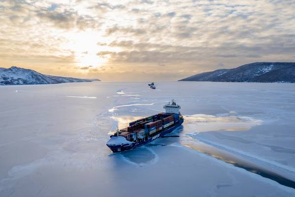Контейнеровоз FESCO прокладывает маршрут во льдах Чукотского моря в рамках северного завоза 2025 года — доставка грузов по каботажному маршруту в порт Анадырь