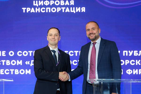 Рукопожатие представителей FESCO и СКБ Контур на фоне баннера «Цифровая транспортировка» после подписания соглашения о сотрудничестве