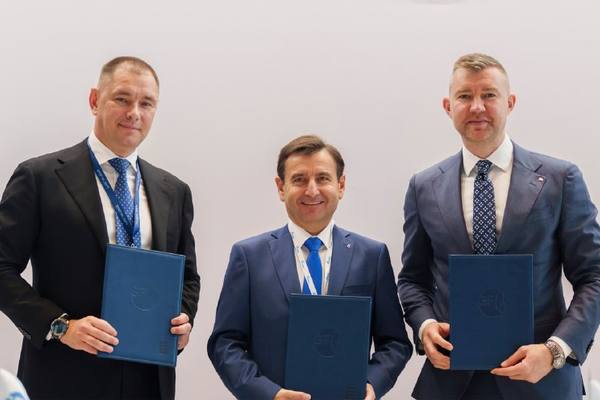 Представители Газпромнефть-Снабжение, Газпром трансгаз Сургут и Пеленг после подписания соглашения о запуске системы лазерного аэромониторинга газопроводов на Петербургском газовом форуме