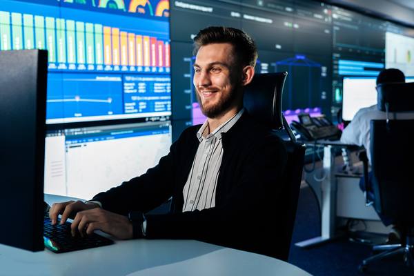 Специалист в центре управления логистикой работает с цифровыми моделями и аналитикой перевозок. Новый ИТ-сервис помогает «Газпром нефти» и «Северстали» оптимизировать цепочки поставок.