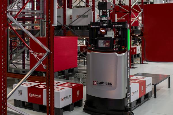 Мобильный робот FMR COMITAS на производственной площадке IEK GROUP выполняет транспортировку коробов без направляющих и рельсов
