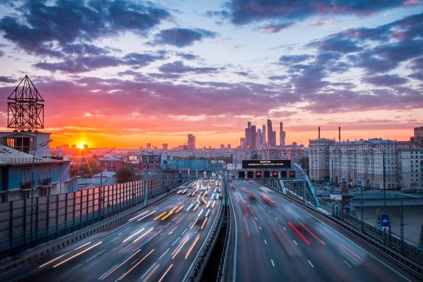 Магистраль на закате с видом на Москва-Сити — символ устойчивости столичного рынка недвижимости