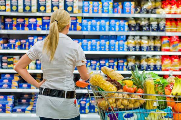 Покупательница с тележкой в супермаркете Казахстана — изменения в структуре розничной торговли и рост непродовольственного сегмента